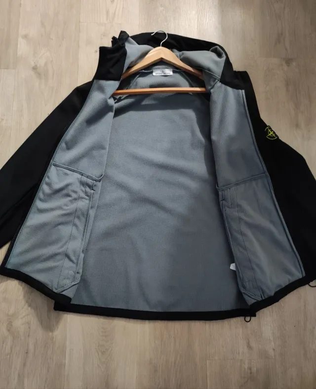Chaqueta Stone Island con capucha Negra