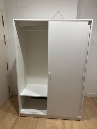 Guardaroba bianco con porte scorrevoli