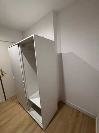 Guardaroba bianco con porte scorrevoli