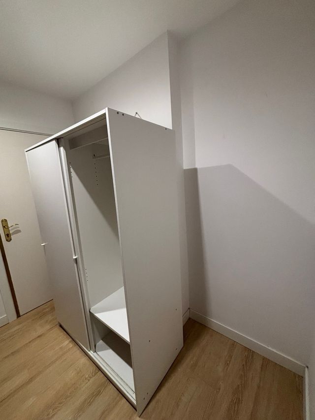 Guardaroba bianco con porte scorrevoli