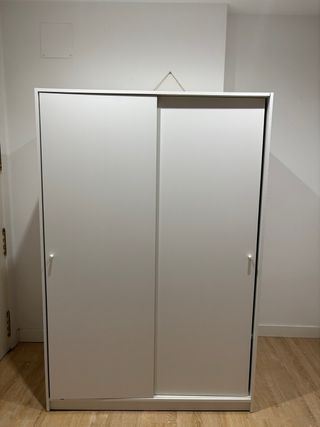 Guardaroba bianco con porte scorrevoli