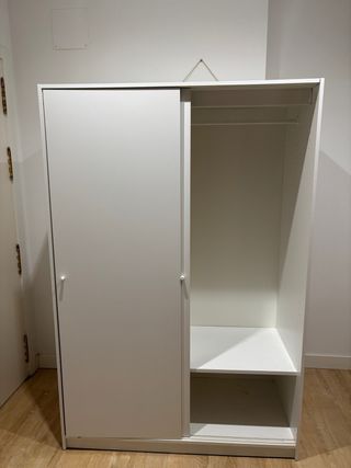 Guardaroba bianco con porte scorrevoli