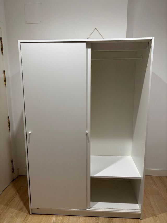 Guardaroba bianco con porte scorrevoli