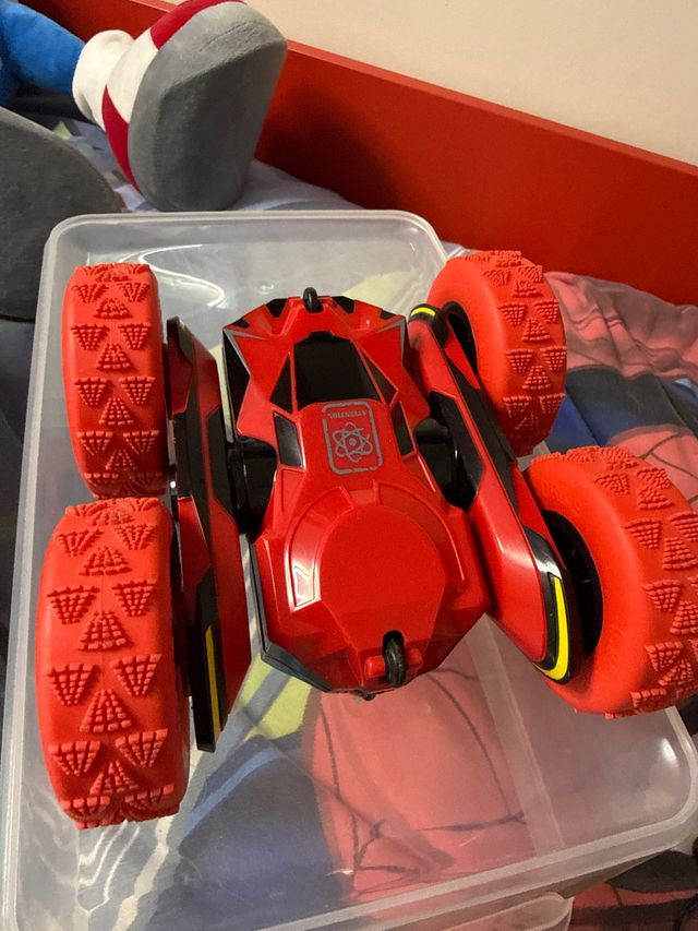 Coche teledirigido rojo