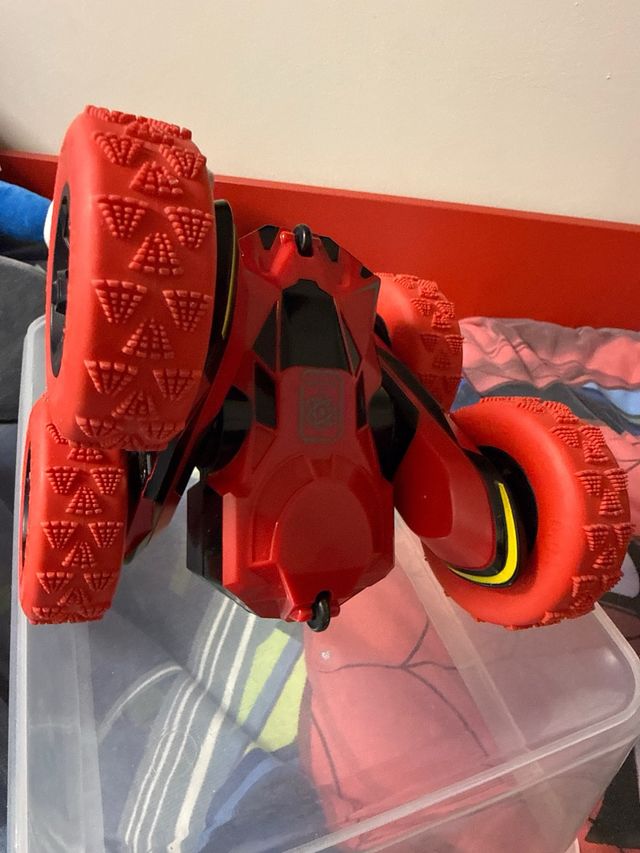 Coche teledirigido rojo