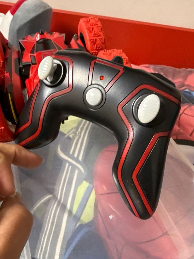 Coche teledirigido rojo