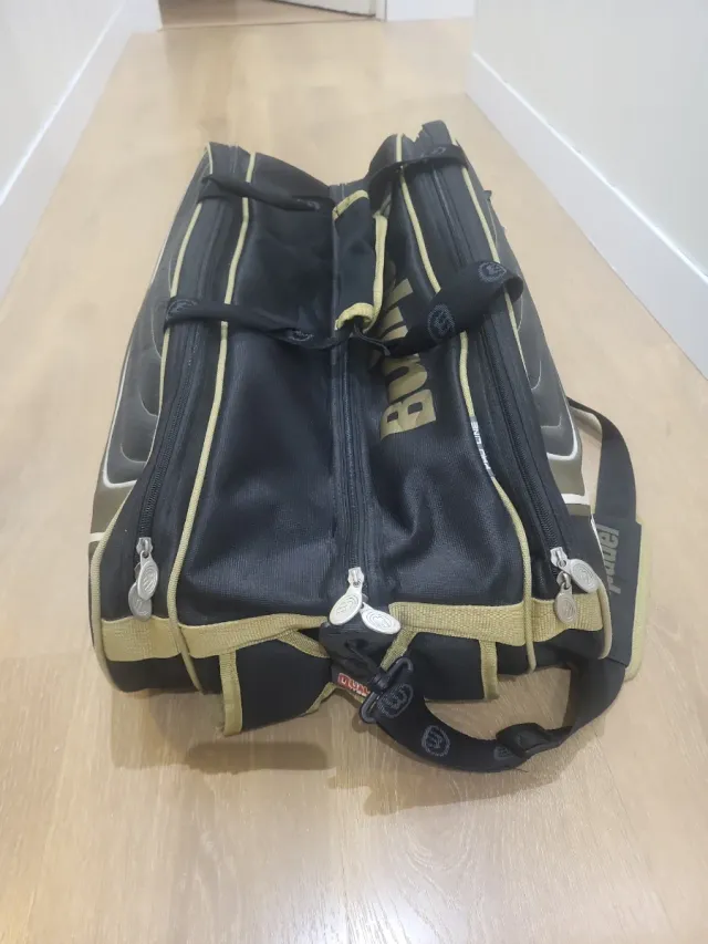 Mochila Bullpadel Negra y Dorada