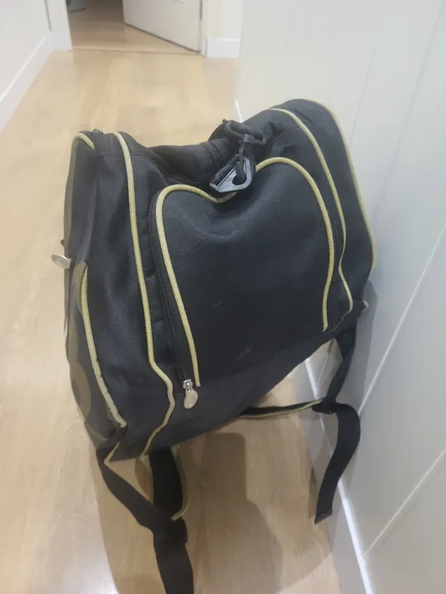 Mochila Bullpadel Negra y Dorada