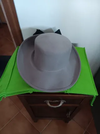 Cappello grigio con fiocco