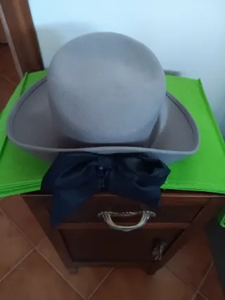 Cappello grigio con fiocco