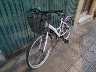 Bicicleta de paseo urbana blanca