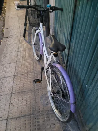 Bicicleta de paseo urbana blanca