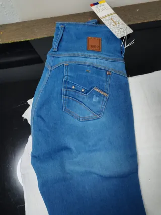 Pantalón marca colombiana.