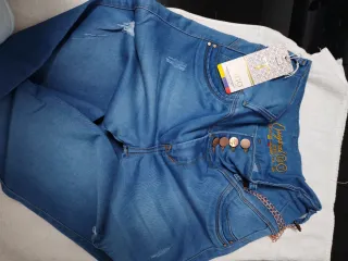Pantalón marca colombiana.