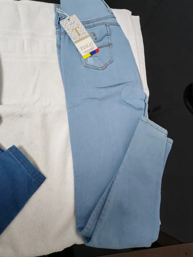 Pantalón marca colombiana.