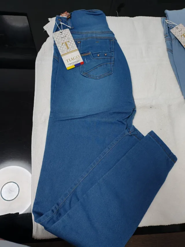 Pantalón marca colombiana.