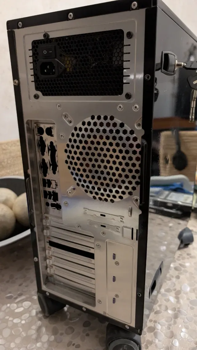 Caja PC Thermaltake Tsunami Negra + Fuente Xilen