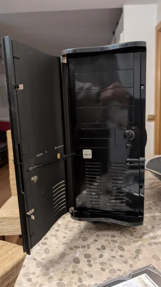 Caja PC Thermaltake Tsunami Negra + Fuente Xilen