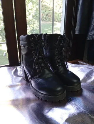Botas negras con cordones y cremallera