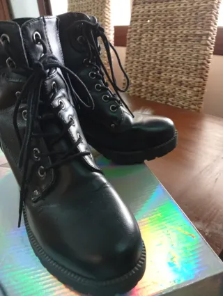 Botas negras con cordones y cremallera