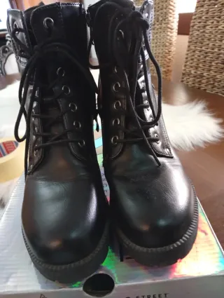 Botas negras con cordones y cremallera