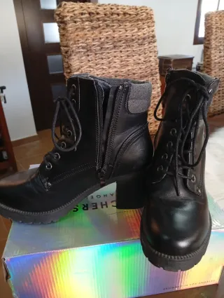 Botas negras con cordones y cremallera