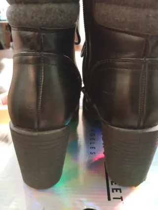 Botas negras con cordones y cremallera