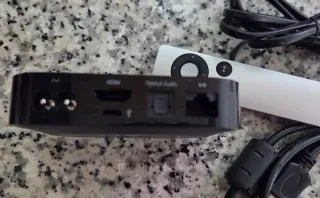 Apple TV con mando y cables modelo a1469