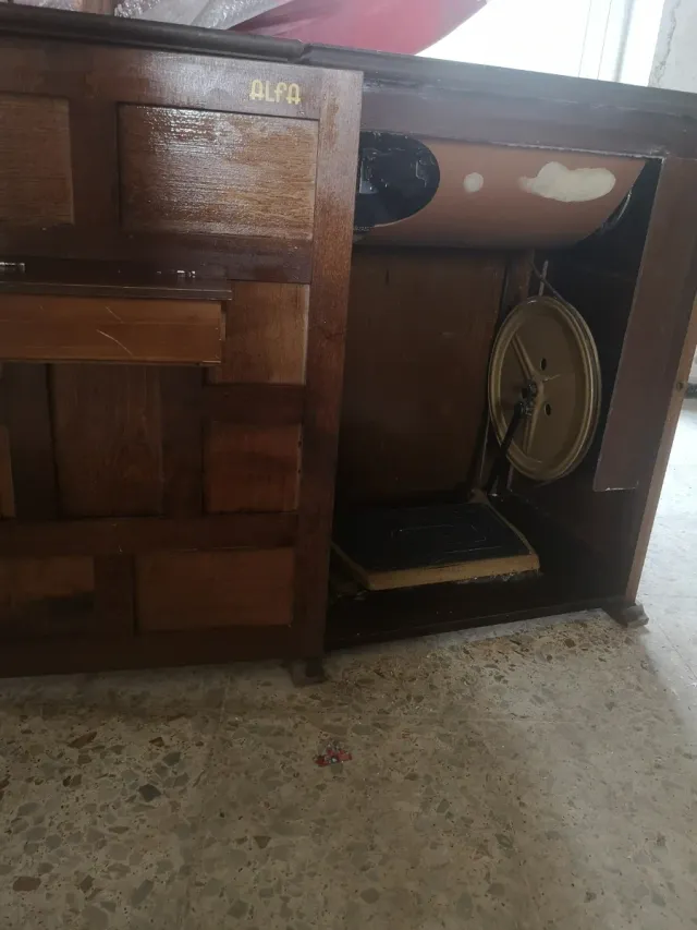 Máquina de coser Alfa con mueble
