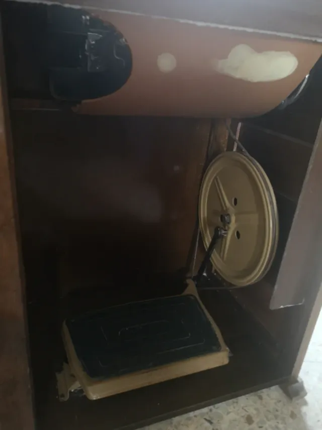 Máquina de coser Alfa con mueble
