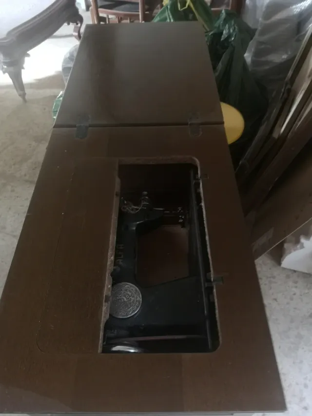 Máquina de coser Alfa con mueble