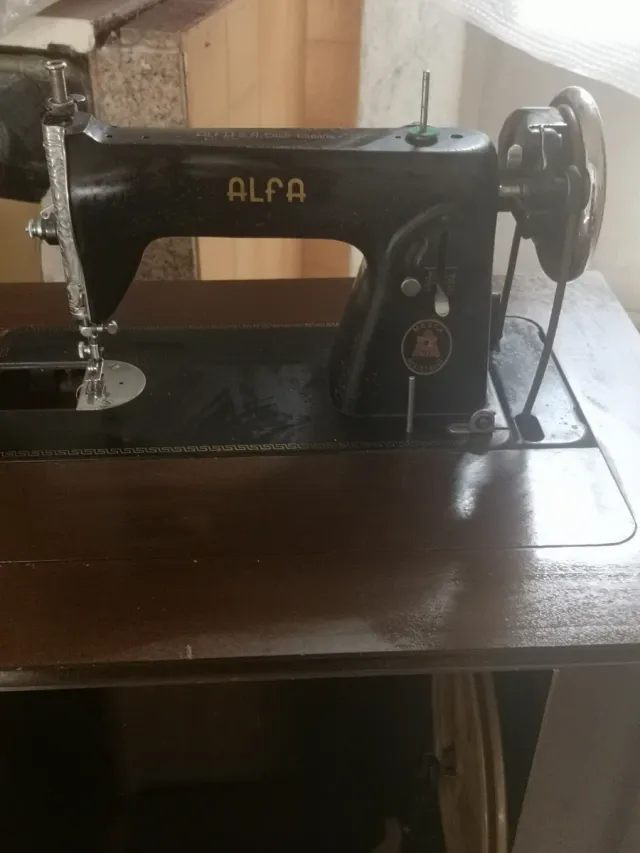 Máquina de coser Alfa con mueble