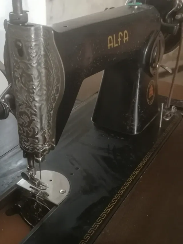 Máquina de coser Alfa con mueble