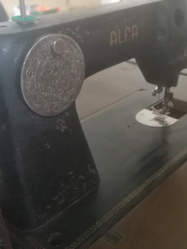 Máquina de coser Alfa con mueble