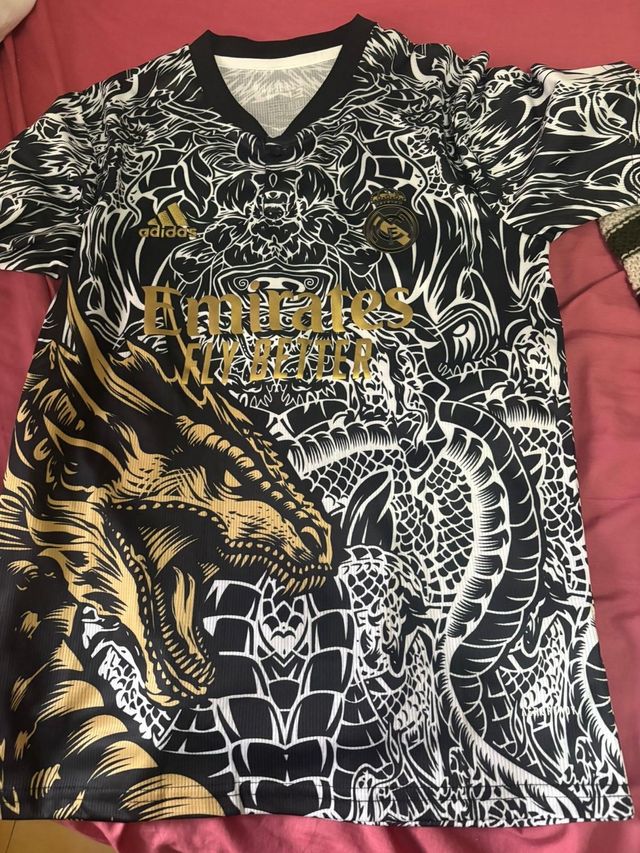 Camiseta Real Madrid Dragón Negra Dorada