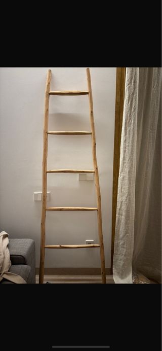 Escalera decorativa de madera natural
