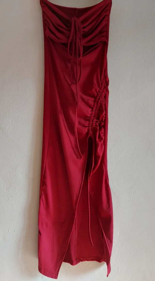 Vestido midi rojo con abertura