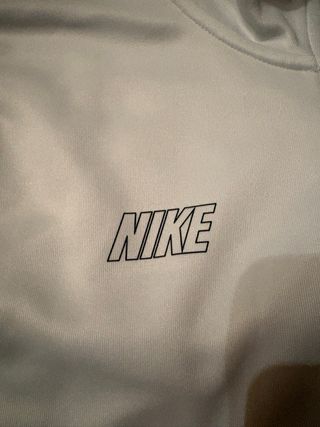 Giacca Nike bianca con dettagli rosa