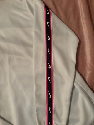 Giacca Nike bianca con dettagli rosa