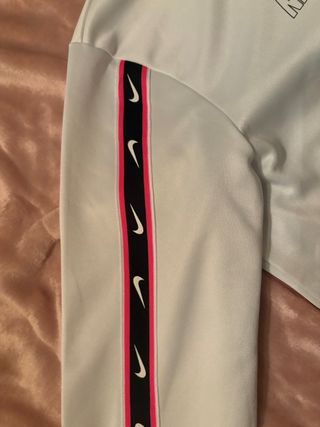 Giacca Nike bianca con dettagli rosa