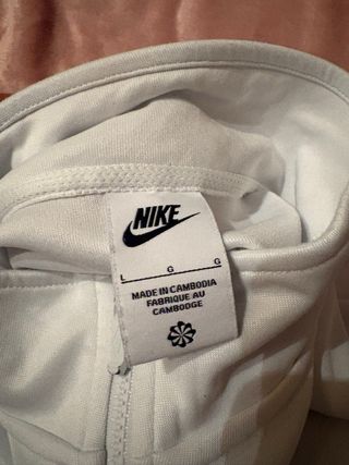 Giacca Nike bianca con dettagli rosa