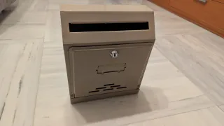 Buzón metálico con llave