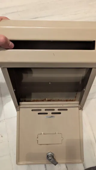 Buzón metálico con llave