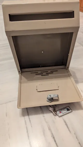 Buzón metálico con llave