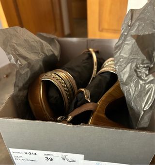 Sandalias doradas y plateadas