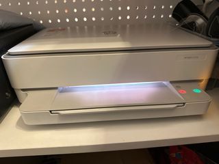 Impresora HP Instant Ink Gris y Blanca