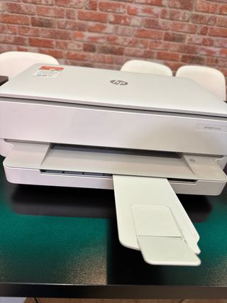 Impresora HP Instant Ink Gris y Blanca