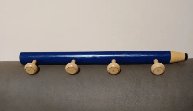 Percha infantil forma lápiz azul Mide 51 cm