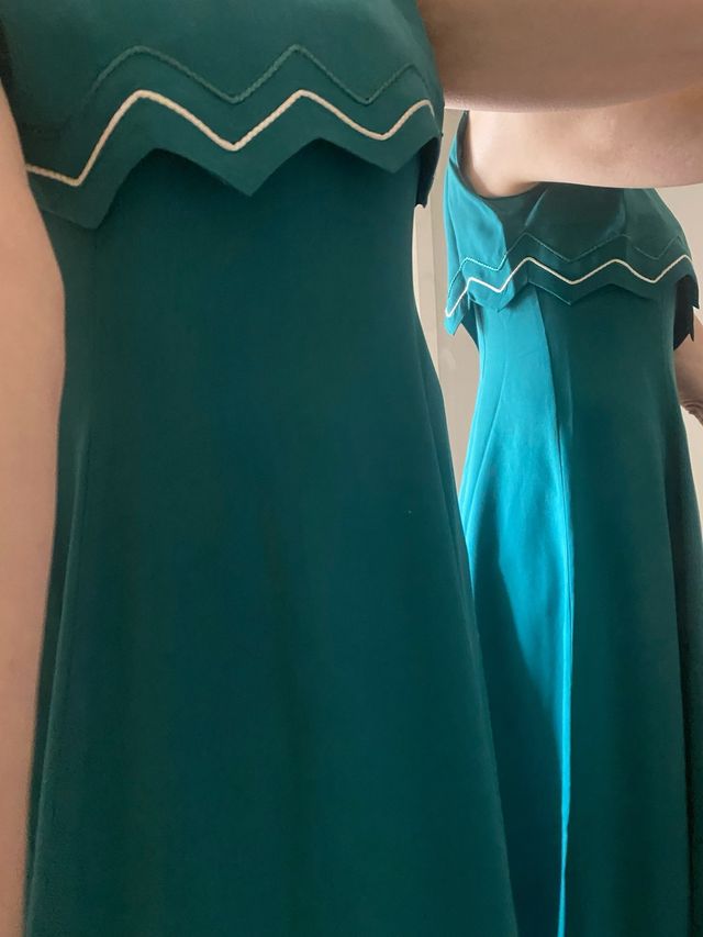 Vestido verde midi con detalle zig-zag