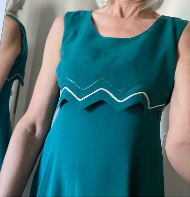 Vestido verde midi con detalle zig-zag
